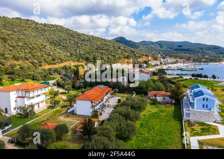 Vue de dessus de drone à village de station européenne avec des appartements hôtels par paysage de lac. Panorama aérien des maisons résidentielles blanches entre l'été Banque D'Images