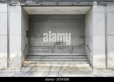 grand magasin fermé avec volets roulants - fermeture de l'entreprise Banque D'Images