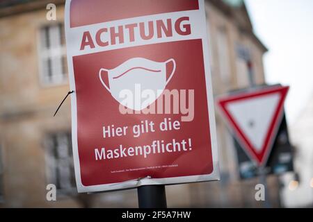 24 Mars 2021, Basse-Saxe, Osnabrück: 'Masques de Mandation' est écrit sur un panneau dans la vieille ville d'Osnabrück. Photo: Friso Gentsch/dpa Banque D'Images