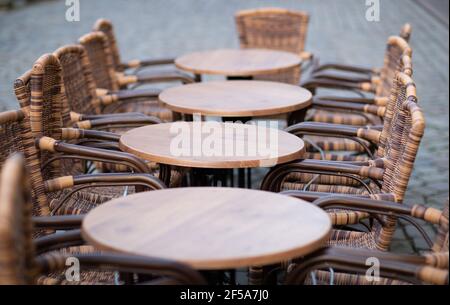 24 mars 2021, Basse-Saxe, Osnabrück: Vue sur les places assises dans un restaurant extérieur clos. Photo: Friso Gentsch/dpa Banque D'Images