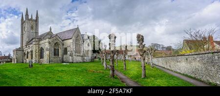 Vue panoramique de l'église Saint-Michel l'Archange avec chemin de cour d'église pollargée à Mere, Wiltshire, Royaume-Uni le 25 mars 2021 Banque D'Images