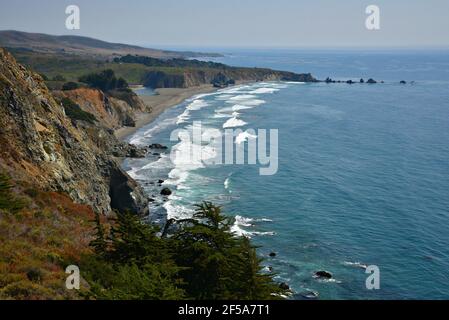 Paysage avec vue panoramique sur la côte de Big sur dans le centre de la Californie, Etats-Unis. Banque D'Images