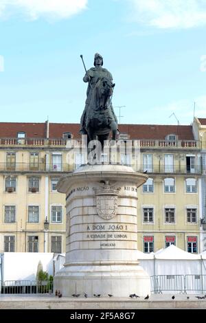 Statue du roi Joao I (Jean I) au centre de Praca da Figueira (place de la figue) dans le centre historique de Lisbonne, Portugal. Banque D'Images