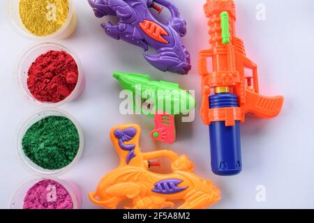 Holi festival thème fond d'écran avec espace vide pour écrire texte voeux carte de voeux. Utilisé comme affiche ou banderole Holi. Pichkaris coloré Banque D'Images