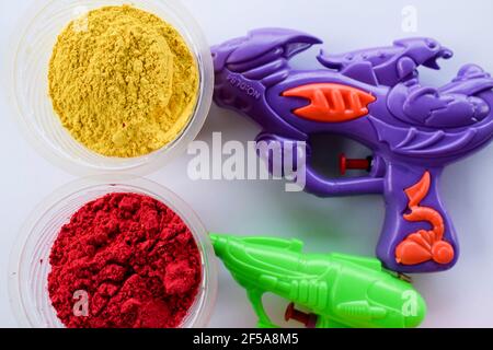 Holi festival thème fond d'écran avec espace vide pour écrire texte voeux carte de voeux. Utilisé comme affiche ou banderole Holi. Pichkaris coloré Banque D'Images