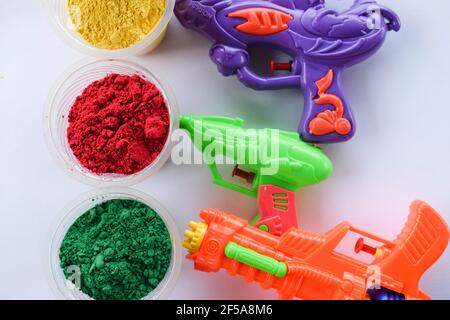 Holi festival thème fond d'écran avec espace vide pour écrire texte voeux carte de voeux. Utilisé comme affiche ou banderole Holi. Pichkaris coloré Banque D'Images