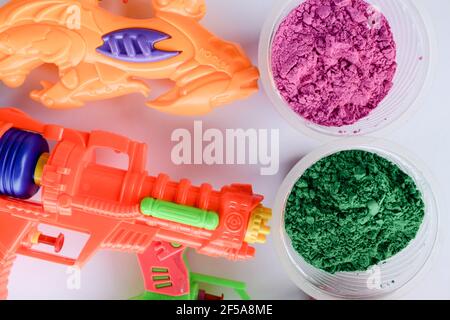 Holi festival thème fond d'écran avec espace vide pour écrire texte voeux carte de voeux. Utilisé comme affiche ou banderole Holi. Pichkaris coloré Banque D'Images