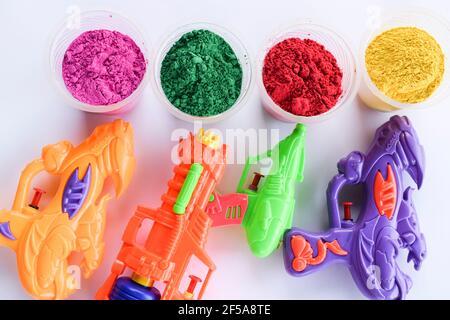 Holi festival thème fond d'écran avec espace vide pour écrire texte voeux carte de voeux. Utilisé comme affiche ou banderole Holi. Pichkaris coloré Banque D'Images