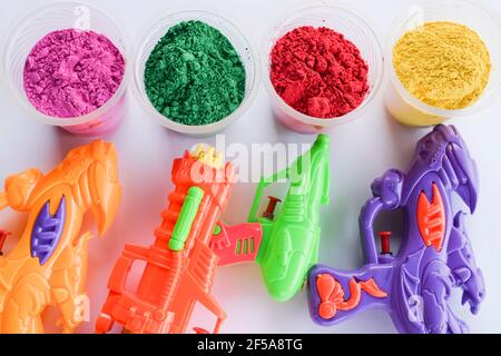 Holi festival thème fond d'écran avec espace vide pour écrire texte voeux carte de voeux. Utilisé comme affiche ou banderole Holi. Pichkaris coloré Banque D'Images