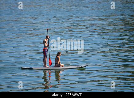 Jeunes sur un paddle board à Capitola Beach, Santa Cruz Californie Etats-Unis. Banque D'Images