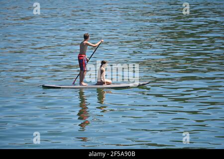 Jeunes sur un paddle board à Capitola Beach, Santa Cruz Californie Etats-Unis. Banque D'Images