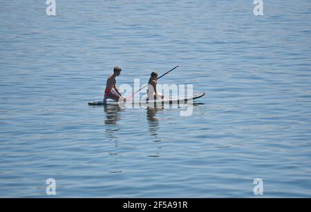 Jeunes sur un paddle board à Capitola Beach, Santa Cruz Californie Etats-Unis. Banque D'Images