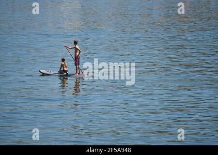 Jeunes sur un paddle board à Capitola Beach, Santa Cruz Californie Etats-Unis. Banque D'Images