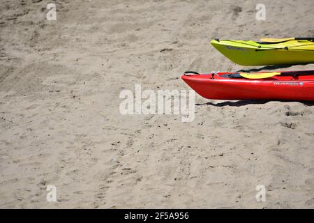 Pédalos en kayak sur la plage de sable de Capitola à Santa Cruz, Californie, Etats-Unis. Banque D'Images