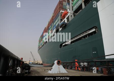 (210325) -- LE CAIRE, le 25 mars 2021 (Xinhua) -- UN navire de sauvetage travaille sur le site d'un navire à conteneurs piégé sur le canal de Suez en Égypte le 25 mars 2021. La navigation dans le canal de Suez a été suspendue temporairement jusqu'à la fin des travaux de re-flottaison sur un navire ancré dans un nouveau cours, a déclaré jeudi Oussama Rabie, président de l'Autorité du canal de Suez (SCA). Le navire à conteneurs portant le drapeau du Panama, d'une capacité de 224,000 tonnes, a été mis à la terre tôt mardi dans le nouveau passage après avoir perdu la capacité de conduire dans des vents violents et une tempête de poussière, a déclaré l'ACR mercredi dans une déclaration. (Auth. Canal de Suez Banque D'Images