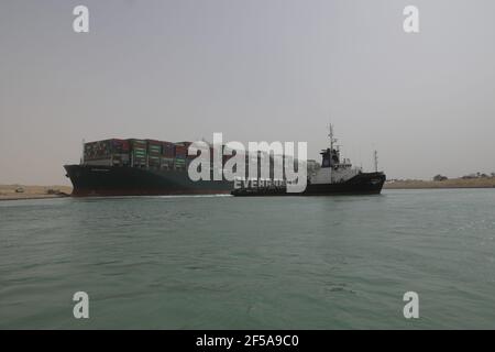 (210325) -- LE CAIRE, le 25 mars 2021 (Xinhua) -- la photo prise le 25 mars 2021 montre le navire à conteneurs piégé sur le canal de Suez en Égypte. La navigation dans le canal de Suez a été suspendue temporairement jusqu'à la fin des travaux de re-flottaison sur un navire ancré dans un nouveau cours, a déclaré jeudi Oussama Rabie, président de l'Autorité du canal de Suez (SCA). Le navire à conteneurs portant le drapeau du Panama, d'une capacité de 224,000 tonnes, a été mis à la terre tôt mardi dans le nouveau passage après avoir perdu la capacité de conduire dans des vents violents et une tempête de poussière, a déclaré l'ACR mercredi dans une déclaration. (Autorité du canal de Suez/document via Banque D'Images