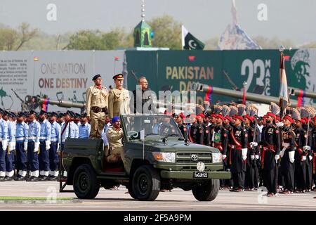 Islamabad, Pakistan. 25 mars 2021. Le président pakistanais Arif Alvi passe en revue les forces armées lors du défilé militaire de la journée du Pakistan à Islamabad, capitale du Pakistan, le 25 mars 2021. Le Pakistan a organisé jeudi le défilé militaire de la journée du Pakistan dans la capitale Islamabad avec zèle et ferveur. Credit: STR/Xinhua/Alay Live News Banque D'Images