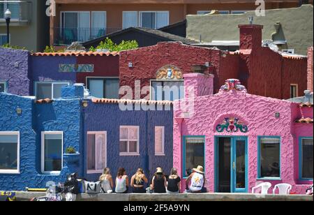 Les touristes assis sur la station balnéaire de Venetian court mantel à Capitola Beach Santa Cruz, Californie Etats-Unis. Banque D'Images