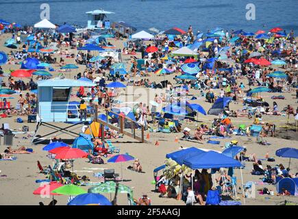 Paysage au bord de l'océan avec des gens sur la plage de sable de Capitola à Santa Cruz, Californie Etats-Unis. Banque D'Images