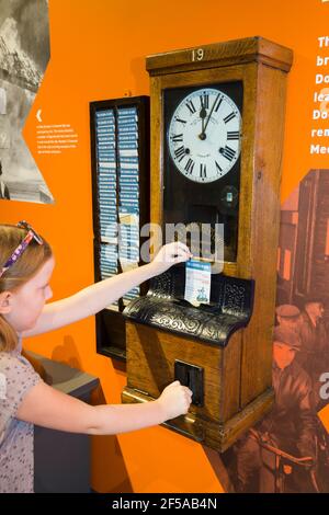 Enfant visiteur fille touriste opérant un pointage dans la machine à l'horloge à l'exposition de vapeur, acier et sous-marins à l'historique Dockyard / Dockyards Chatham dans le Kent. ROYAUME-UNI (121) Banque D'Images