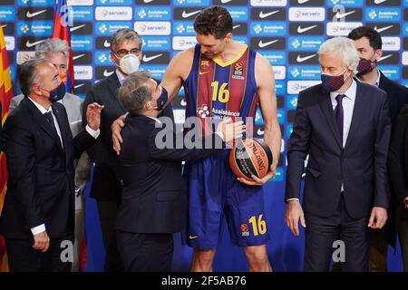 Barcelone, Espagne. 25 mars 2021. Pau Gasol lors de sa présentation en tant que nouveau joueur de basket-ball du FC Barcelone au Palau Blaugrana à Barcelone, Espagne. Crédit : DAX Images/Alamy Live News Banque D'Images