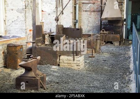 Anvils / enclume et fourneaux / four historiquement utilisé par les forgerons pour faire la chaîne et l'ancre à l'intérieur de la cour de la Smithhery numéro 1, à l'historique Dockyard / Dockyards, Chatham, dans le Kent. ROYAUME-UNI (121) Banque D'Images