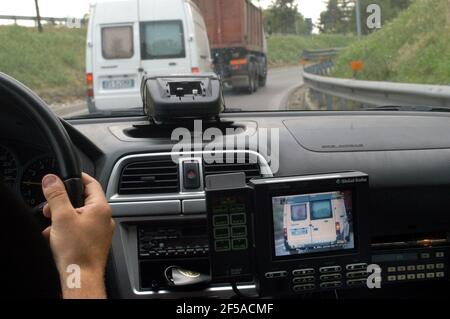 Iyaly, système de contrôle de limite de vitesse Provida monté sur une voiture de police de la circulation Banque D'Images