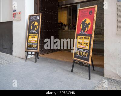 Des affiches déchirées et usées sont postées sur un mur à l'intérieur Séville Espagne Banque D'Images