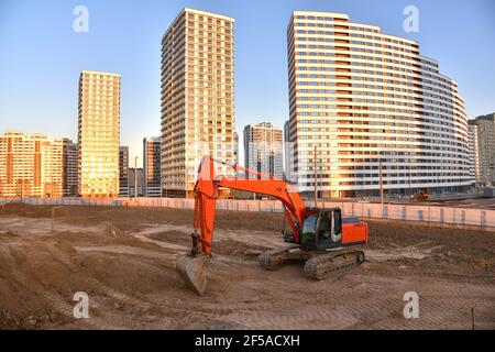 Creuser la base de la fosse un trou avec la pelle hydraulique. Des travaux de terrassement dans l'excavation et le remblayage du sol jusqu'à la profondeur requise sont nécessaires pour la construction de Banque D'Images