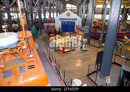 Ancien bateau RNLI historique d'époque exposé à la Maison nautique numéro quatre / Boathouse numéro 4 à l'arsenal historique / Dockyards Chatham dans le Kent. ROYAUME-UNI (121) Banque D'Images