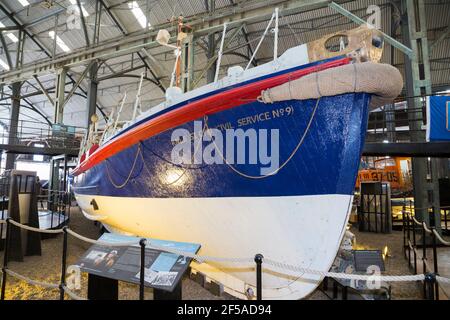 Ancien bateau RNLI historique d'époque exposé à la Maison nautique numéro quatre / Boathouse numéro 4 à l'arsenal historique / Dockyards Chatham dans le Kent. ROYAUME-UNI (121) Banque D'Images