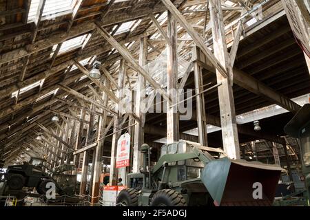 En regardant vers l'intérieur / à l'intérieur de l'immense et vaste toit en bois de la glissade couverte numéro 3 « The Big Space » à l'historique chantier naval / des chantiers navals Chatham dans le Kent. ROYAUME-UNI. (121) Banque D'Images