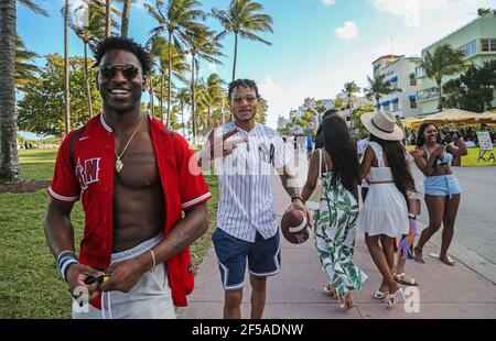 Malgré la pandémie du coronavirus, Chris Wint, 20 ans, à gauche, avec son cousin Jay Shula, 21, retour à South Beach à Miami le 12 mars 2021. (Photo d'Al Diaz/Miami Herald/TNS/Sipa USA) Banque D'Images