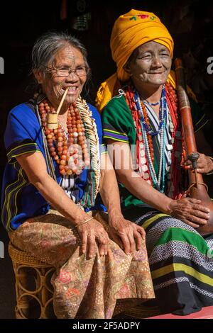 Deux femmes aux visages tatoués traditionnels souriant, Mindat, Myanmar Banque D'Images