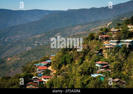Maisons en pente dans les montagnes, Mindat, État de Chin, Myanmar Banque D'Images