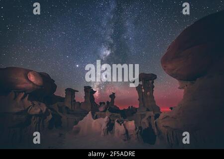 La formation de roche du trône d'Alien sous la voie lactée, Bad Lands, New Me Banque D'Images