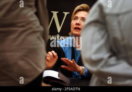 HILARY CLINTON SOUPIRE DES COPIES DE SON LIVRE À WATERSTONES IN PICCADILLY.3/7/03 PILSTON Banque D'Images