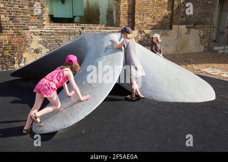 Trois enfants, enfants, sœurs, filles âgées de 6 ans, six ans, 8 ans, huit ans, 10 ans et dix ans, jouant sur un navire à vis historique propulseur au chantier naval historique de Chatham Kent Angleterre (121) Banque D'Images