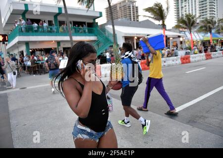 Les briseurs de printemps, les touristes et les résidents se rassemblent sur la plage de fort Lauderdale, le samedi 20 mars 2021. (Photo de Michael Laughlin/South Florida Sun Sentinel/TNS/Sipa USA) Banque D'Images