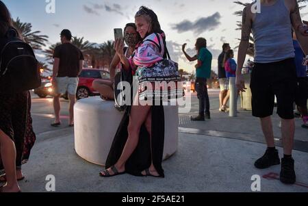 Les briseurs de printemps, les touristes et les résidents se rassemblent sur la plage de fort Lauderdale, le samedi 20 mars 2021. (Photo de Michael Laughlin/South Florida Sun Sentinel/TNS/Sipa USA) Banque D'Images