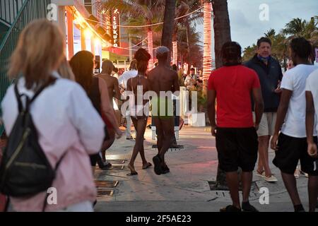 Les briseurs de printemps, les touristes et les résidents se rassemblent sur la plage de fort Lauderdale, le samedi 20 mars 2021. (Photo de Michael Laughlin/South Florida Sun Sentinel/TNS/Sipa USA) Banque D'Images