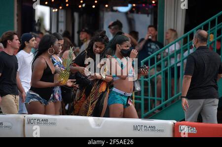 Les briseurs de printemps, les touristes et les résidents se rassemblent sur la plage de fort Lauderdale, le samedi 20 mars 2021. Banque D'Images