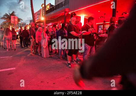 Les briseurs de printemps, les touristes et les résidents se rassemblent sur la plage de fort Lauderdale, le samedi 20 mars 2021. (Photo de Michael Laughlin/South Florida Sun Sentinel/TNS/Sipa USA) Banque D'Images