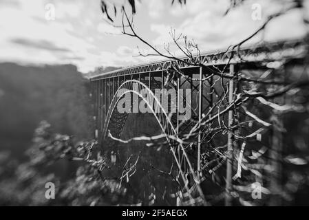 photo en noir et blanc du nouveau pont de gorge de rivière en virginie occidentale Banque D'Images