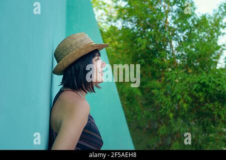 Portrait d'une jolie jeune femme devant un entraînement mur sur un tennis