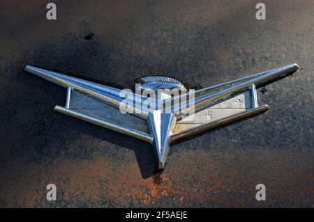 Un emblème sur le capot rouillé d'une automobile Buick classique. Banque D'Images