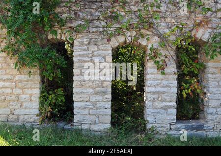 La porte en pierre voûtée et les fenêtres dans les ruines d'un ancien magasin général sur l'ancienne route 66 à Plano, Missouri. Banque D'Images