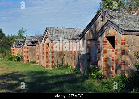 Cottages abandonnés à l'ancien tribunal de tourisme de Lurvey qui servait autrefois les voyageurs de la route 66 à Springfield, Missouri. Les cabines ont depuis été démolies. Banque D'Images