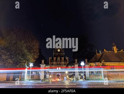 Une longue exposition prise à l'extérieur de Royal Holloway à Egham, Surrey, dans une soirée froide de décembre Banque D'Images