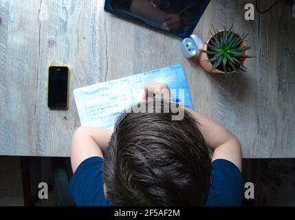 garçon faisant ses leçons à la maison Banque D'Images